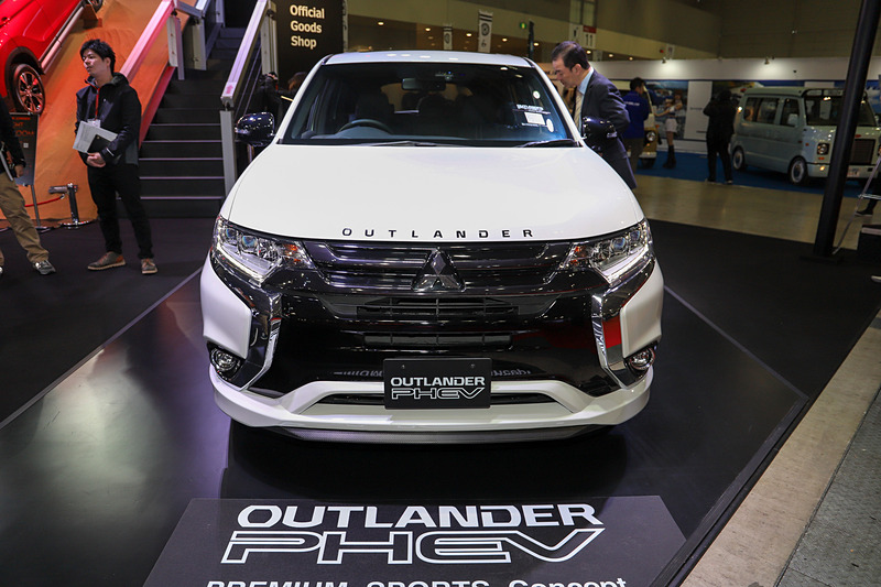 エクステリアでは、ブラックのエンジンフードエンブレムに、フロント/サイド/リアコーナーのエアダム、サイドデカール、テールゲートスポイラーを装着