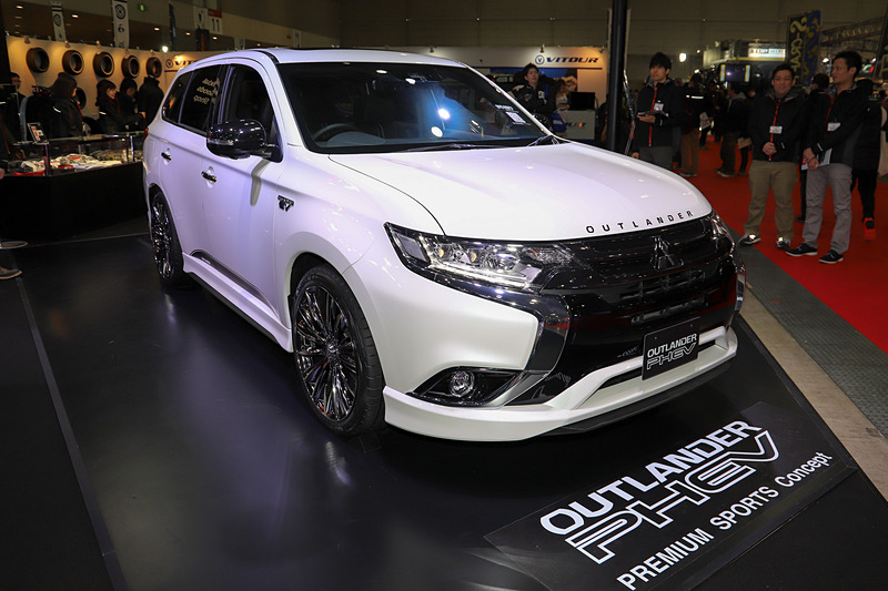 エクステリアでは、ブラックのエンジンフードエンブレムに、フロント/サイド/リアコーナーのエアダム、サイドデカール、テールゲートスポイラーを装着