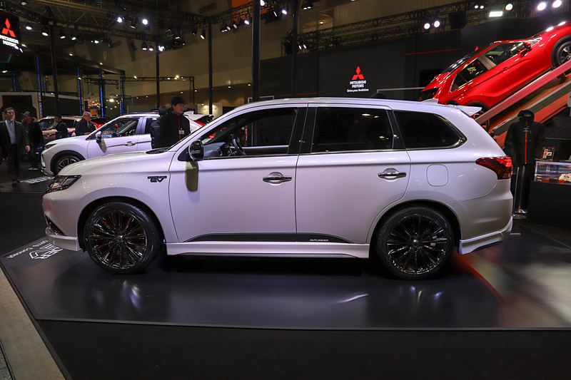 エクステリアでは、ブラックのエンジンフードエンブレムに、フロント/サイド/リアコーナーのエアダム、サイドデカール、テールゲートスポイラーを装着