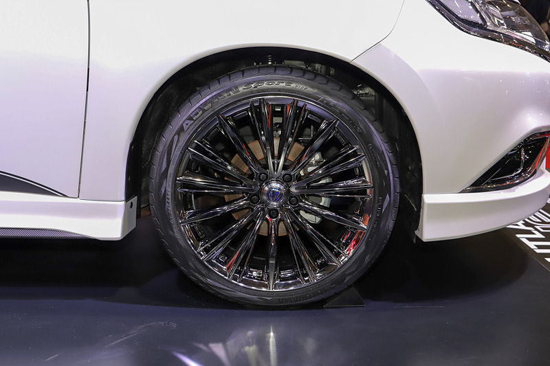 足まわりは、RAYS製「STRATAGIA VOUGE」（20×8.5J クロモイタリアーノ）に、横浜ゴム製タイヤ「ADVAN Sport V105」（245/40 ZR20）の組み合わせ