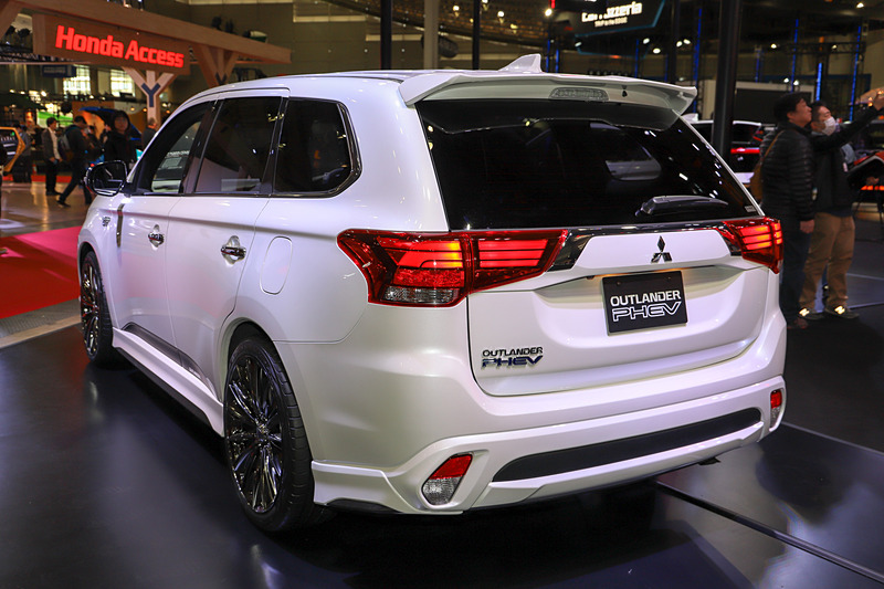 エクステリアでは、ブラックのエンジンフードエンブレムに、フロント/サイド/リアコーナーのエアダム、サイドデカール、テールゲートスポイラーを装着