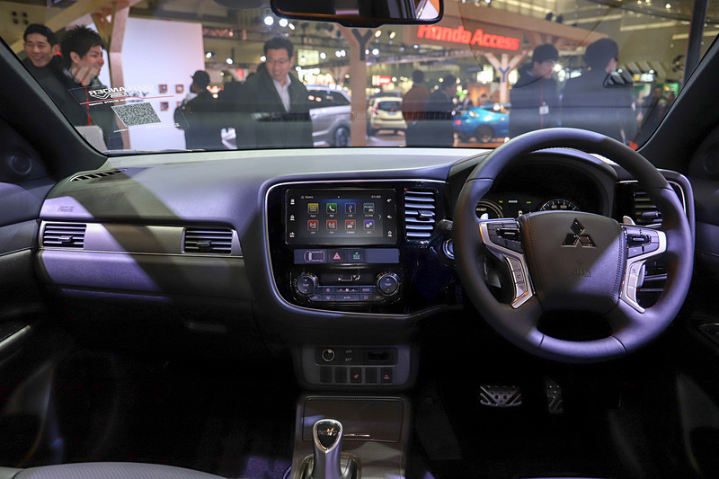 アウトランダーPHEV PREMIUM SPORTS Conceptのインテリア