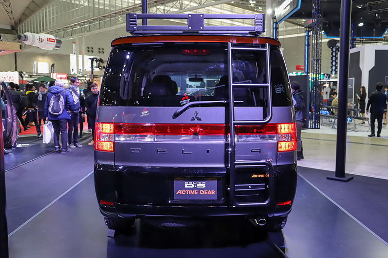 エクステリアでは、フロントバンパープロテクター、サイドガーニッシュ、リアディフレクター、リアラダー、ヘビーデューティキャリア、サイドアンダーガードバーといったオフローダー用品などを装着