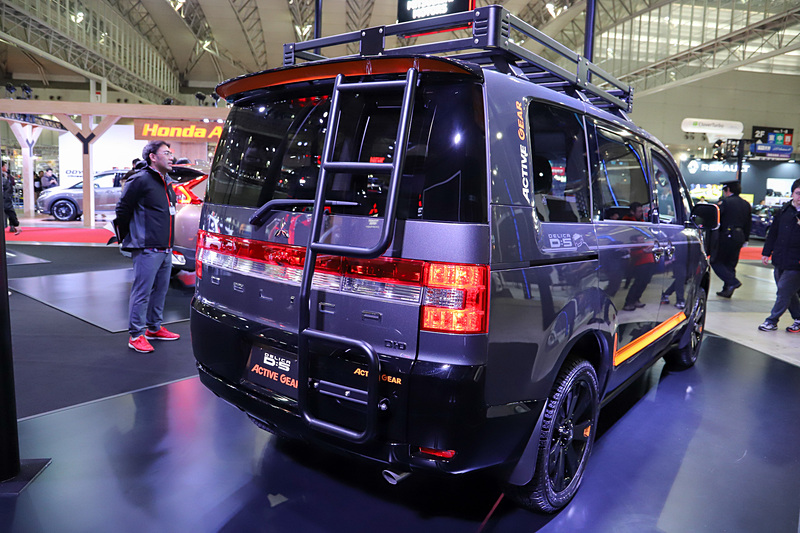 エクステリアでは、フロントバンパープロテクター、サイドガーニッシュ、リアディフレクター、リアラダー、ヘビーデューティキャリア、サイドアンダーガードバーといったオフローダー用品などを装着