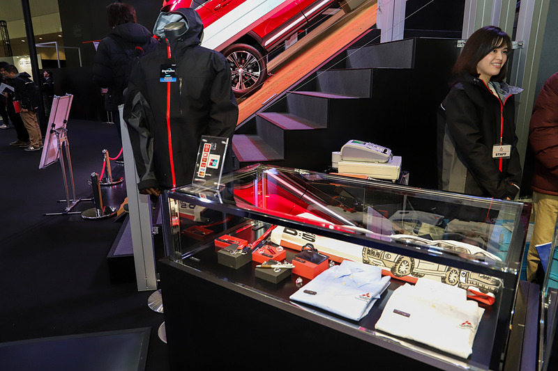 ブースではアパレル製品やミニカーなどのグッズ販売も行なわれている