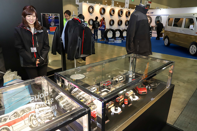 ブースではアパレル製品やミニカーなどのグッズ販売も行なわれている