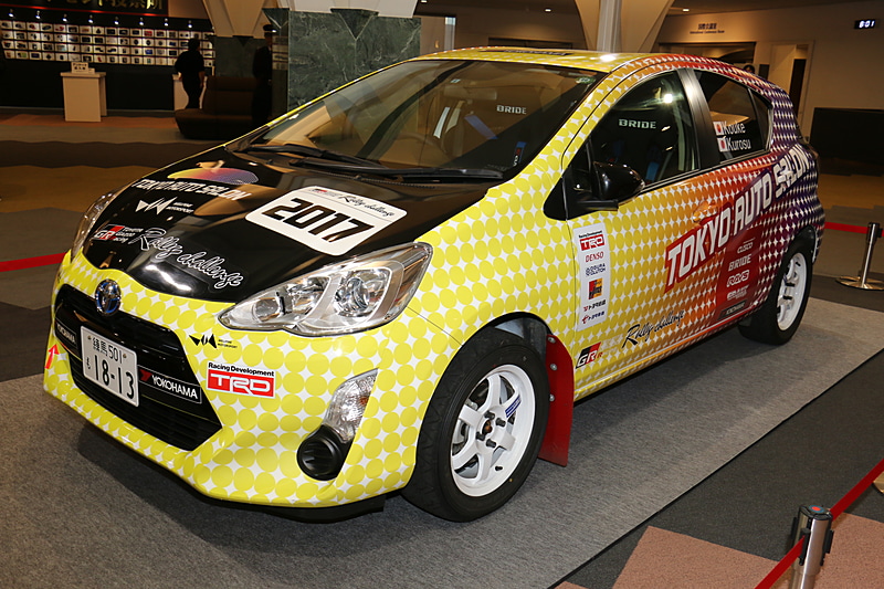 「アンケートプレゼント」で各1人に当たる「TOKYO AUTO SALON AQUA Rally」（左、中央）と「シビック ハッチバック」（右）