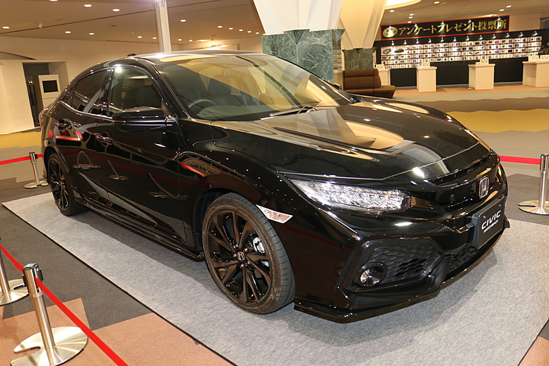 「アンケートプレゼント」で各1人に当たる「TOKYO AUTO SALON AQUA Rally」（左、中央）と「シビック ハッチバック」（右）
