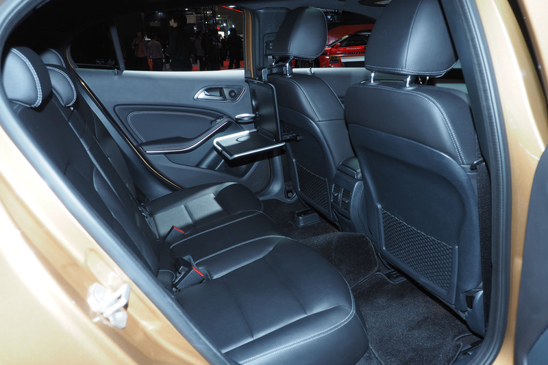 後部座席の折りたたみテーブルも装備