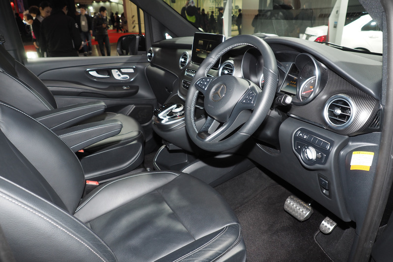 フリップダウンタイプのリアエンターテインメントシステムを装備