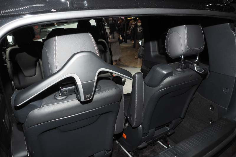 シートに取り付けるハンガーも純正アクセサリー