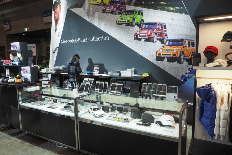 メルセデス・ベンツのブースでは純正アクセサリーの販売も行なわれている