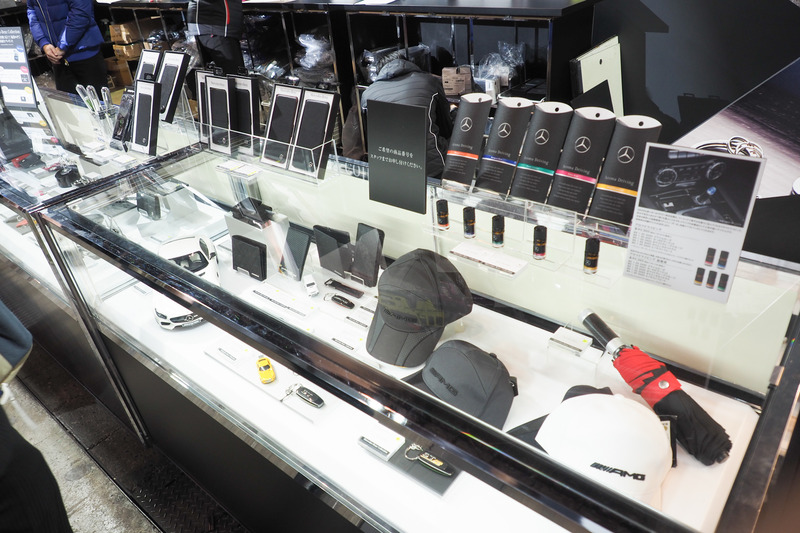 メルセデス・ベンツのブースでは純正アクセサリーの販売も行なわれている