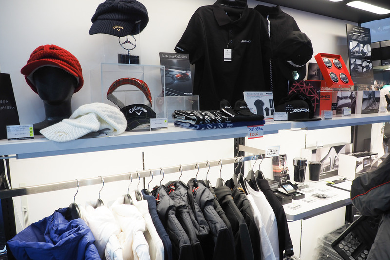 メルセデス・ベンツのブースでは純正アクセサリーの販売も行なわれている