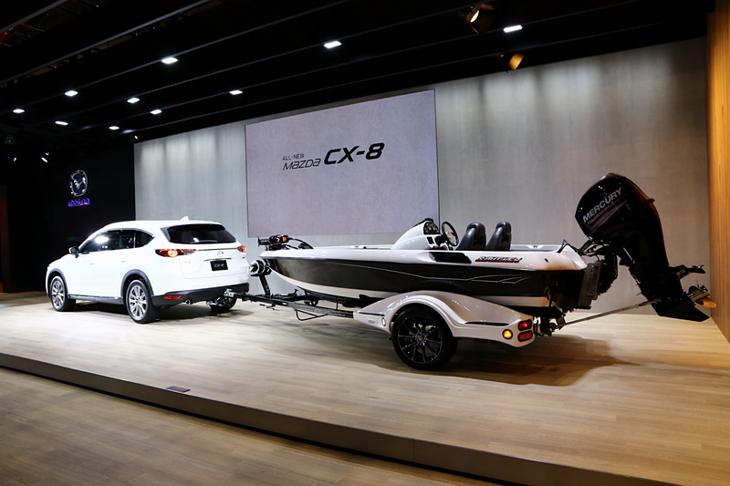 CX-8は、国内では珍しくディーラーオプションでトレーラーヒッチを用意している。マツダブースのステージ上にはバスボートをけん引するCX-8を展示。CX-8は標準で750kgのけん引性能を持っているので、このくらいの大きさのボートなどは容易に引っ張ることが可能となる