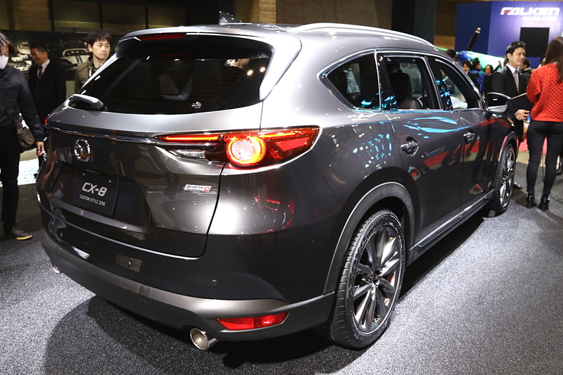 CX-8のカスタマイズ車両も展示している。マフラーは左右2本出しの特別仕様（MAZDASPEED）で、参考出品。足まわりとブレーキ、タイヤ・ホイールも参考出品のパーツで、ブレーキはブラックのペイントキャリパー、ホイールは新しいデザインを用いた20インチで、タイヤはトーヨータイヤの「PROXES T1 Sports SUV」を履いている。サスペンションは、特別仕様（MAZDASPEED）で、フロントを40mm、リアを65mm下げている