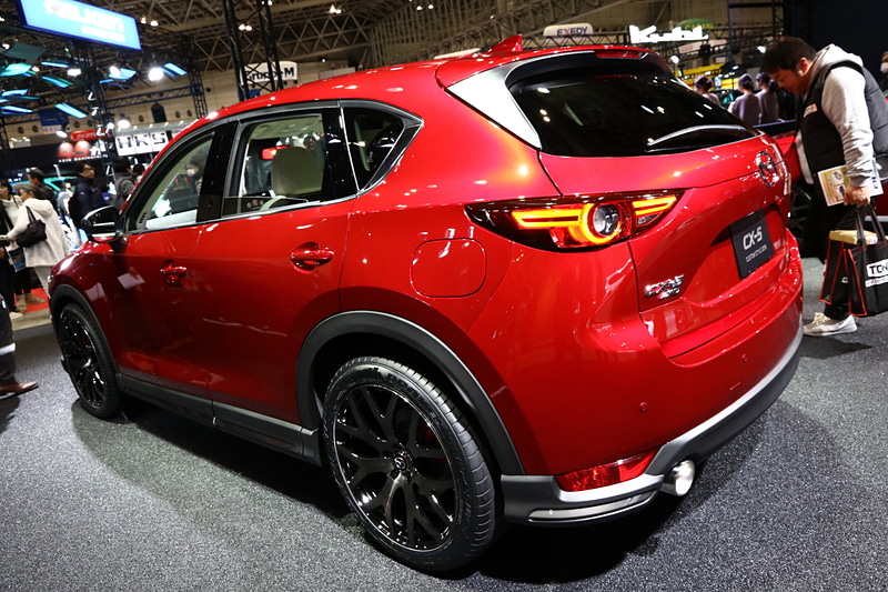 CX-5もCX-8やCX-3と同様にエクステリアを中心としたカスタマイズを施している。フロント、サイド、リアはボリューム感のあるオプションパーツが装備されていて、車高調整式サスペンションにより車高を下げている。ホイールは20インチを装着し、ブレーキは赤く塗装されたペイントキャリパーをセット