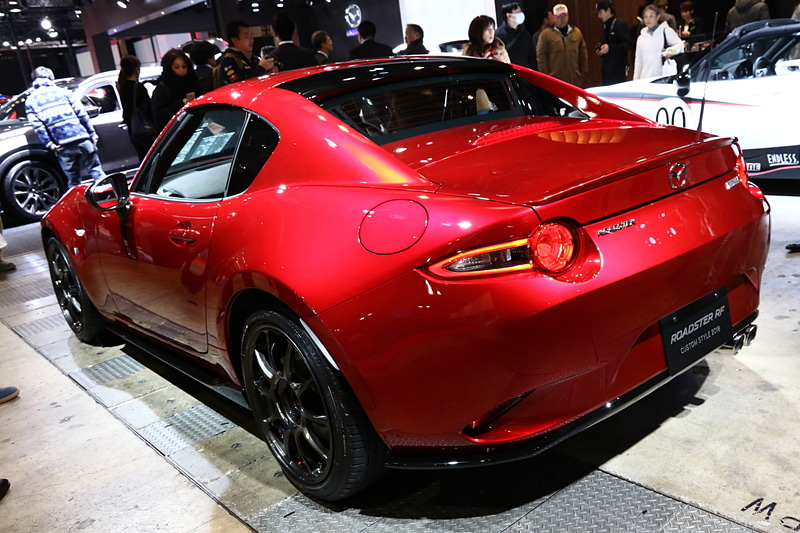 2017年11月に商品改良を行なったロードスター RF。参考出品として装備されているパーツは、2本出しのマフラーと車高調整式サスペンション、アルミホイールとシートになる。車高はフロント、リアともに40mm下げられていて、シートはレカロ製の軽量タイプ。