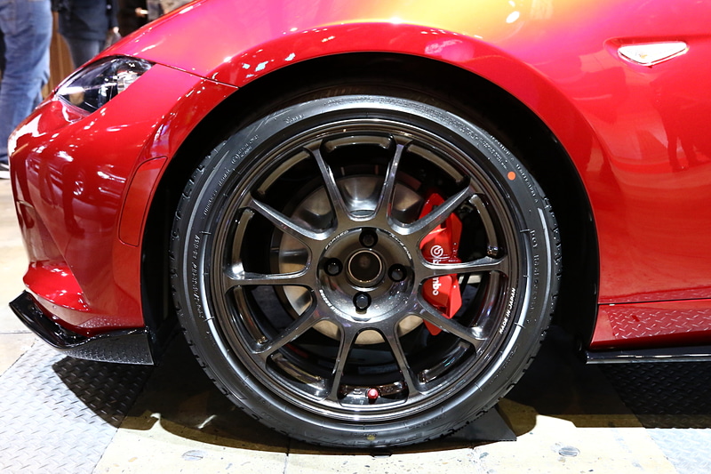 2017年11月に商品改良を行なったロードスター RF。参考出品として装備されているパーツは、2本出しのマフラーと車高調整式サスペンション、アルミホイールとシートになる。車高はフロント、リアともに40mm下げられていて、シートはレカロ製の軽量タイプ。