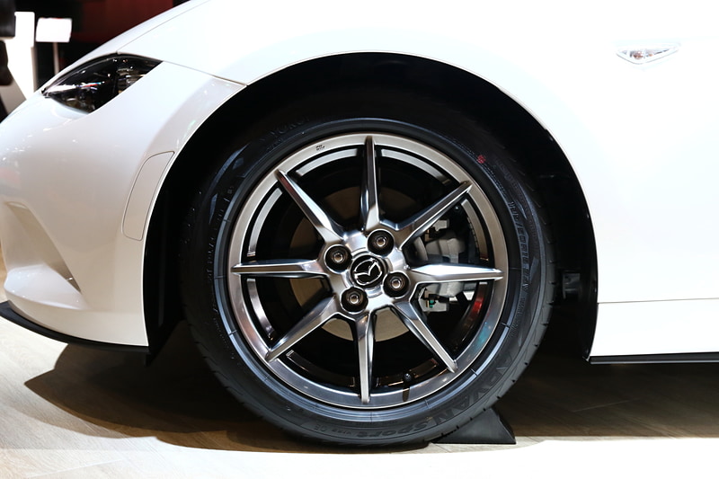 ロードスターの特別仕様車となる「RED TOP」。内外装にはディーラーオプションとなるLEDバルブやウインカーバルブなどを装備。サスペンションは特別仕様（MAZDASPEED）の車高調整式が装備されていて、純正よりフロント20mm、リア15mmをダウンする。サスペンションは参考出品