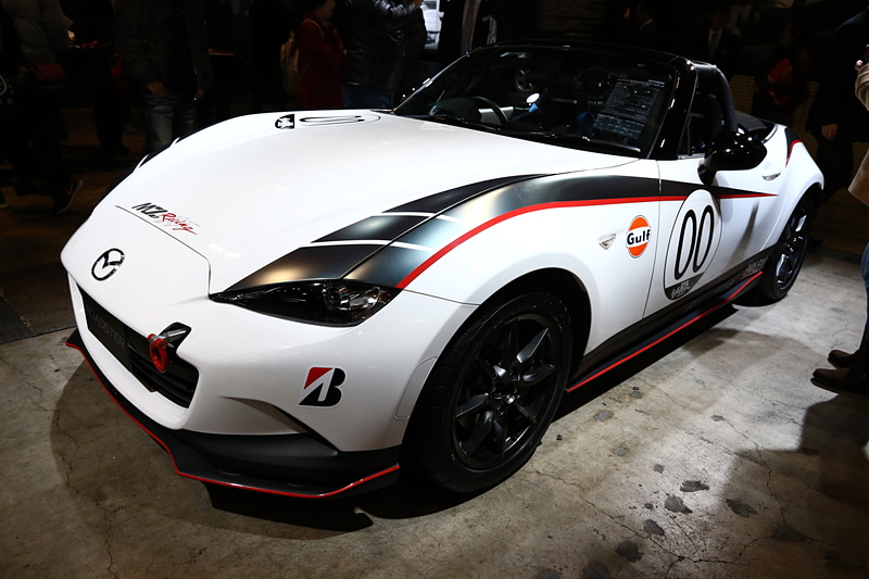 ナンバー付きのND型ロードスターで競われるパーティレースの車両も展示。マシンは誰でも購入可能な「NR-A」で、手を入れられる範囲もシートやステアリングなどに限られている