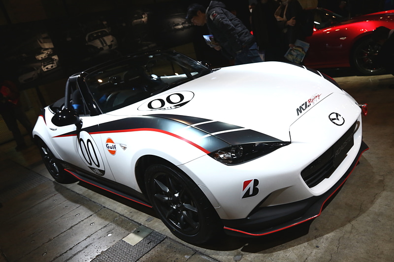 ナンバー付きのND型ロードスターで競われるパーティレースの車両も展示。マシンは誰でも購入可能な「NR-A」で、手を入れられる範囲もシートやステアリングなどに限られている