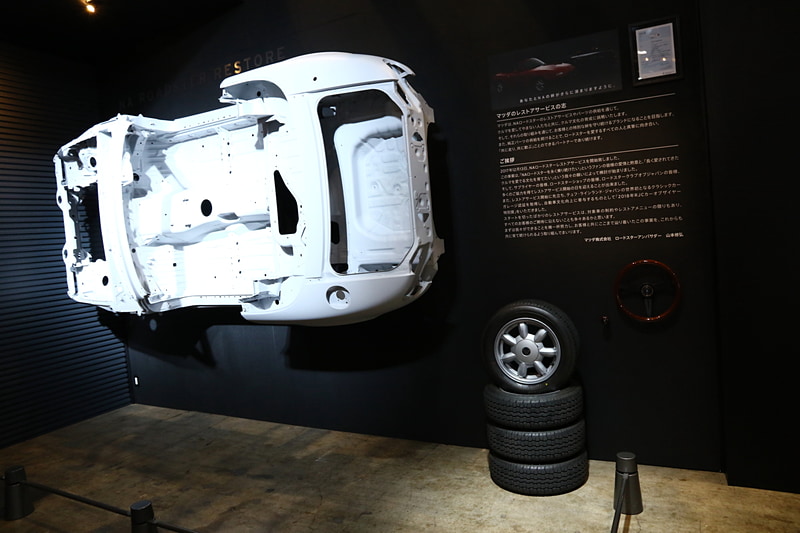 マツダでは、2017年の12月からNAロードスターのレストアサービスが始動し、多くのオーナーから受注を受けている。ブースの奥には、レストアサービスで復刻されたNARDI製のウッドステアリングやシフトノブ、ブリヂストンのタイヤとホワイトボディを展示