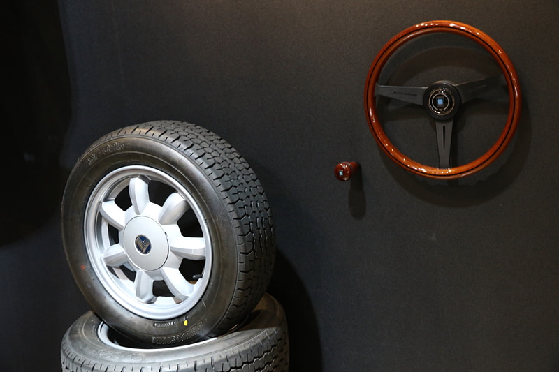 マツダでは、2017年の12月からNAロードスターのレストアサービスが始動し、多くのオーナーから受注を受けている。ブースの奥には、レストアサービスで復刻されたNARDI製のウッドステアリングやシフトノブ、ブリヂストンのタイヤとホワイトボディを展示