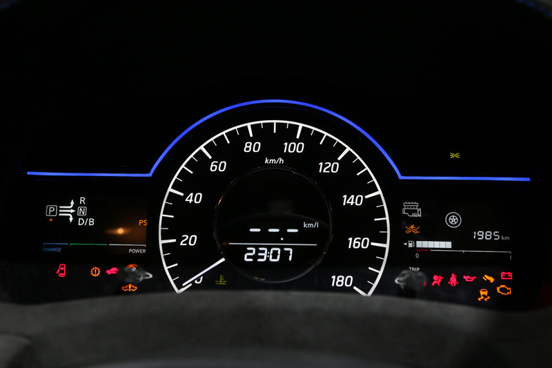 ノート e-POWER AUTECH Conceptのインテリア。ブルーフィニッシャー（エアコン吹き出し口）、本革巻き3本スポークステアリングなどが専用になるとともに、レカロシートも装備