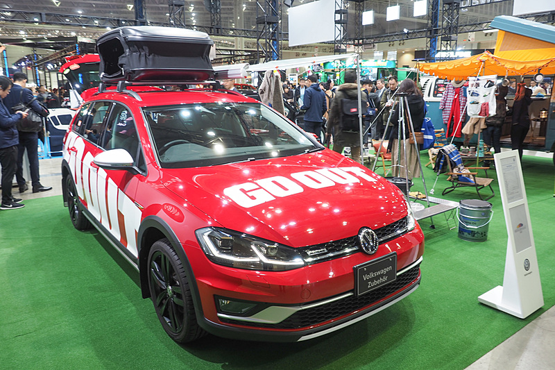 新しいキャンピングスタイルではゴルフ オールトラックを展示。サイドオーニングとルーフボックスを装着