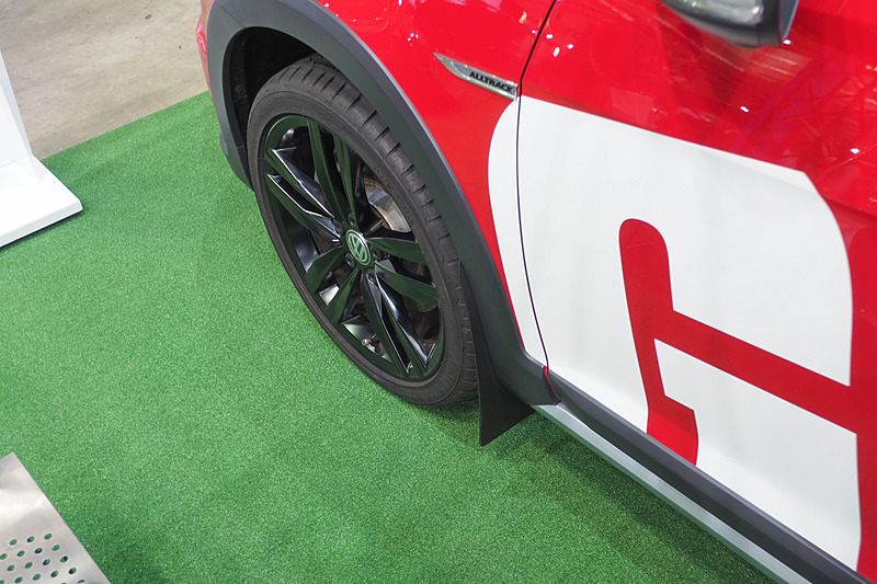 参考展示のマッドフラップを装着している