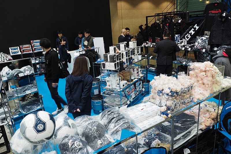 ブースではグッズ販売が行なわれるほか、フォルクスワーゲン車のオーナーでフォルクスワーゲン オーナーズ パスを提示した場合はオリジナルステッカーがもらえる