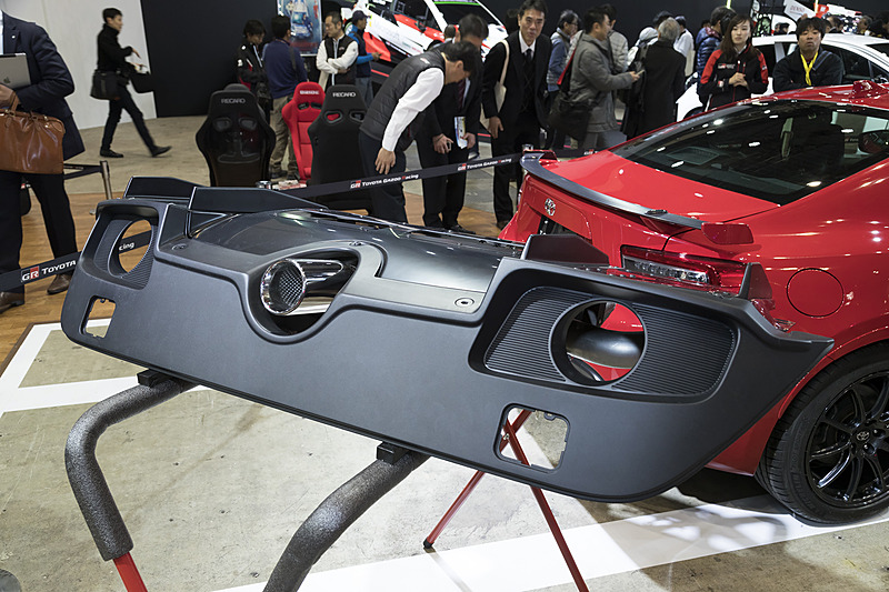 「86GR」のカスタマイズを紹介。86GR専用リアバンパーロア、センターシングルエキゾーストパイプは参考出品