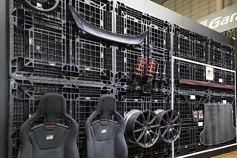 「86GR」のカスタマイズを紹介。86GR専用リアバンパーロア、センターシングルエキゾーストパイプは参考出品