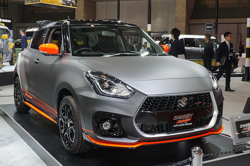 「スイフトスポーツ オートサロンバージョン」（参考出品車）マットブラックのボディに深紅の差し色で飾られる