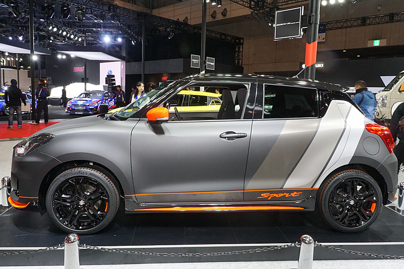 「スイフトスポーツ オートサロンバージョン」（参考出品車）