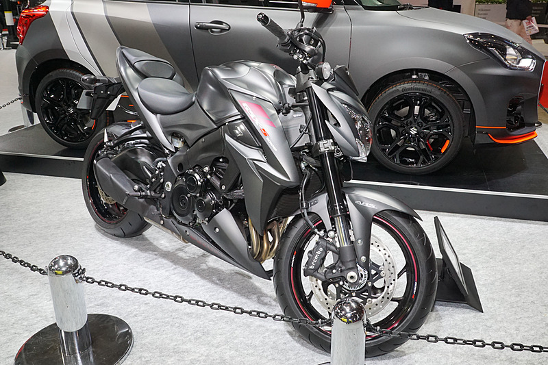 「GSX-S1000 ABS」もマットブラックのボディに深紅の差し色