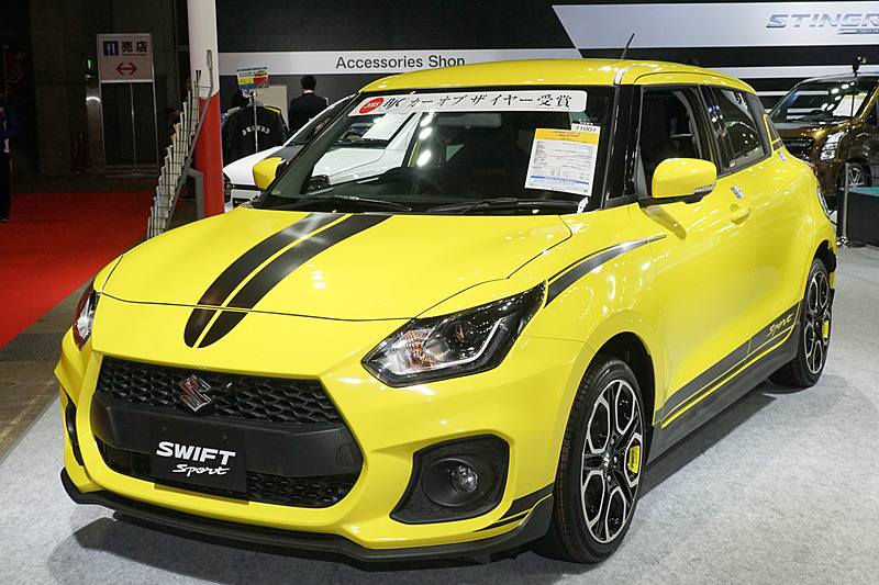 通常仕様の「スイフトスポーツ」。2018年次 RJCカーオブザイヤー受賞の張り紙