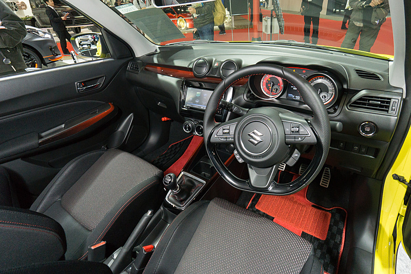 スイフトスポーツ室内。オートサロンバージョンも室内は同じ