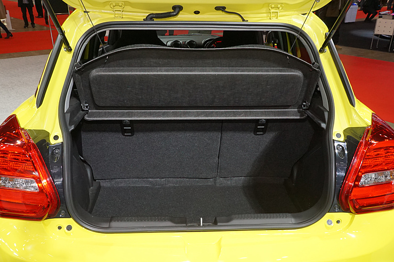 リアハッチ。6：4分割可倒式リヤシート