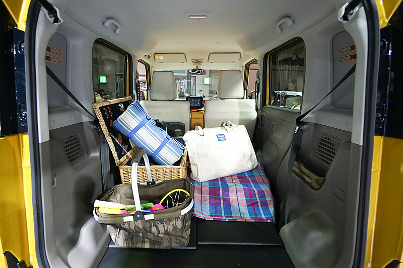 後席を倒すと十分な広さの荷室