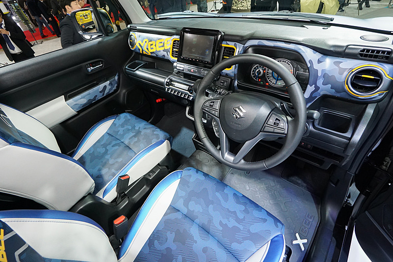 車内も外装に合わせた大胆なデザイン