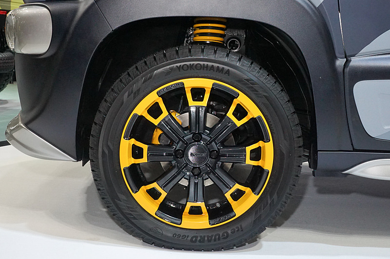 黄色のアクセントカラーが目立つホイールを装着