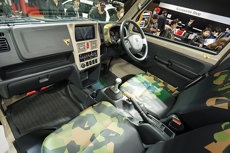 室内は所々に迷彩を配したデザイン