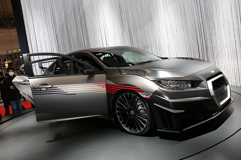 ブラック、ゴールド、レッドで構成される“無限カラー”のラインがボディサイドに入る