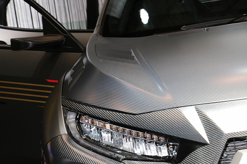 カーボンボンネットの両サイドに排熱用のダクトを設定