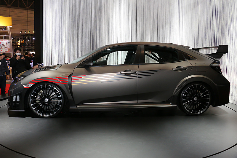 前後のバンパーやサイドスポイラー、ボンネット、フロントグリル、リアウイング、ドアミラーなどがドライカーボン製となる