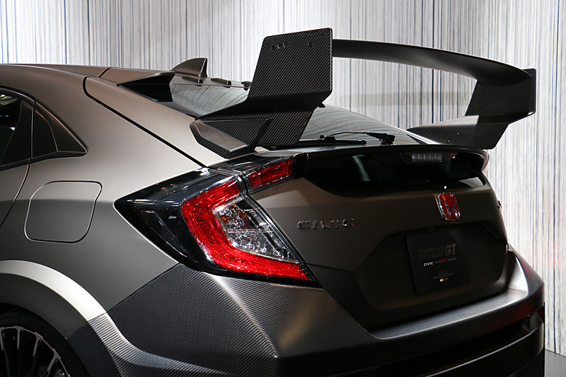 前後のバンパーやサイドスポイラー、ボンネット、フロントグリル、リアウイング、ドアミラーなどがドライカーボン製となる