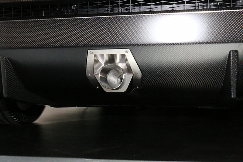 カーボンリアバンパーのセンターにスポーツエキゾーストのエンドパイプをビルトイン