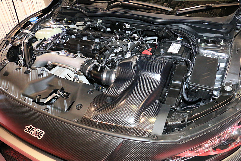 エアクリーナーボックスもカーボンファイバー製となる